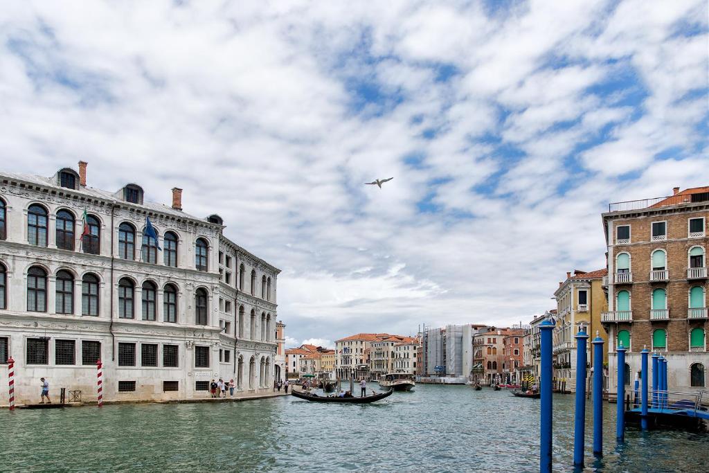 Ca'Madoneta Venice Rialto 17th Century Canal View Residence - 5