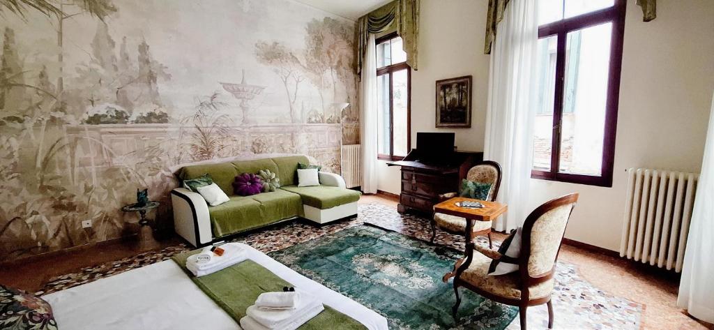 Ca'Madoneta Venice Rialto 17th Century Canal View Residence - 1