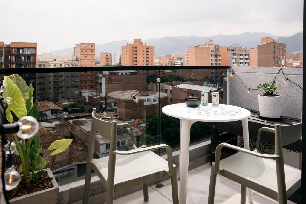 Modern Paisa Inspired Apt in Laureles - 3