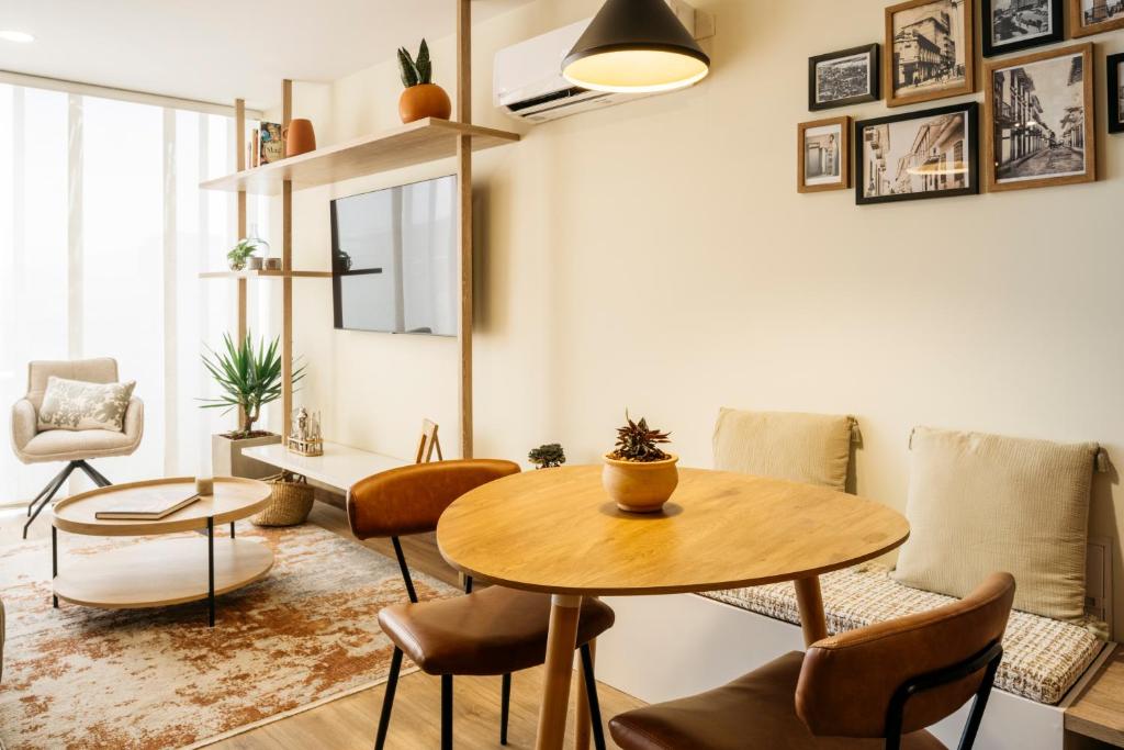 Modern Paisa Inspired Apt in Laureles - 4