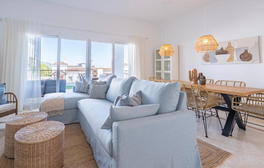 Modern Luxurious 3-Bedroom Residence with Resort Amenities - 1