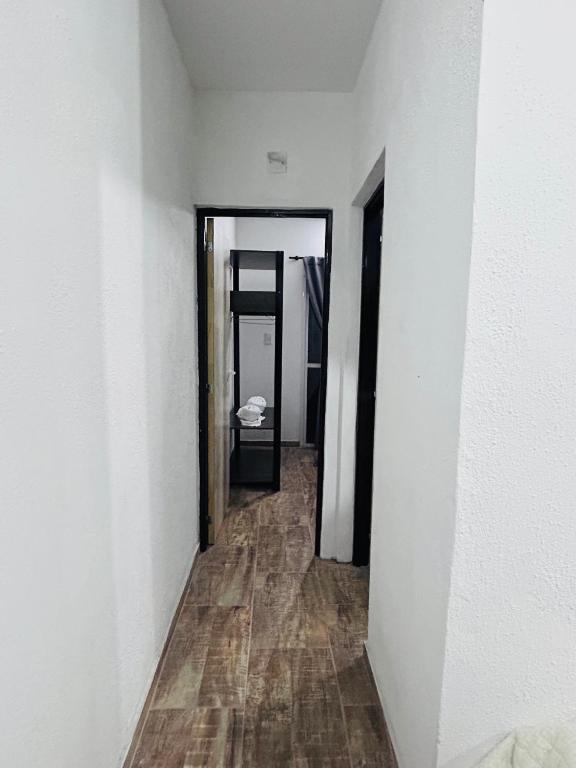 Departamento ESTRADA ideal para pasajeros en tránsito, viajes laborales o estadías cortas Ubicado en Ezeiza, a solo 20 minutos del Aeropuerto Internacional Ministro Pistarini, ofrece comodidad y practicidad para hasta 4 personas - 4