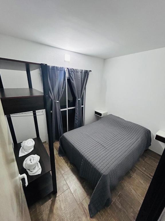 Departamento ESTRADA ideal para pasajeros en tránsito, viajes laborales o estadías cortas Ubicado en Ezeiza, a solo 20 minutos del Aeropuerto Internacional Ministro Pistarini, ofrece comodidad y practicidad para hasta 4 personas - 1