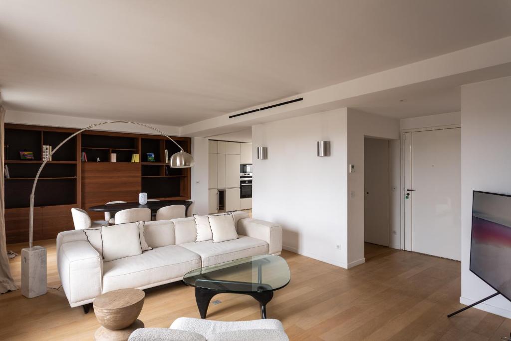 Montaigne - Sunlit Corner Penthouse with Balcony - 4