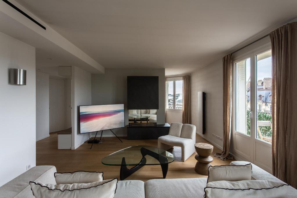 Montaigne - Sunlit Corner Penthouse with Balcony - 3