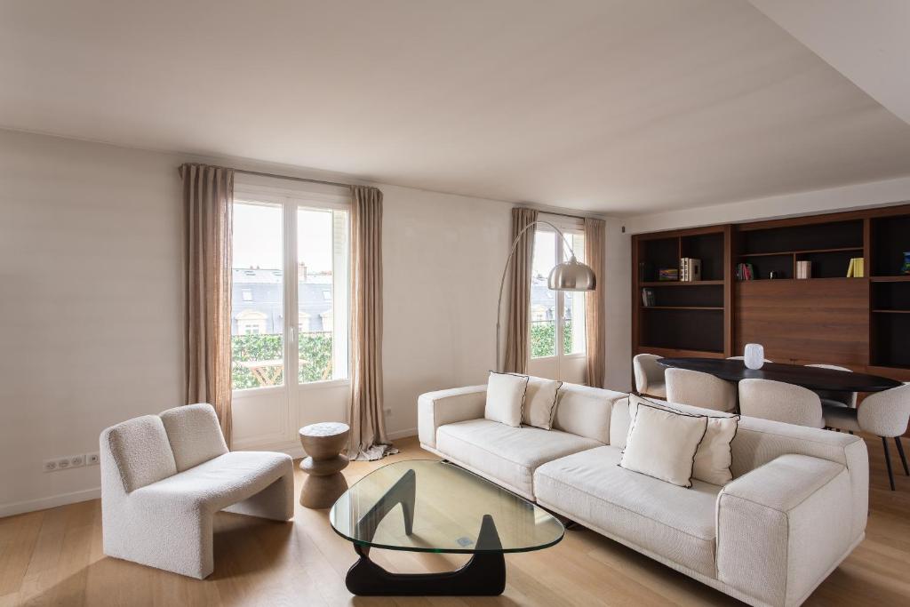 Montaigne - Sunlit Corner Penthouse with Balcony - 2