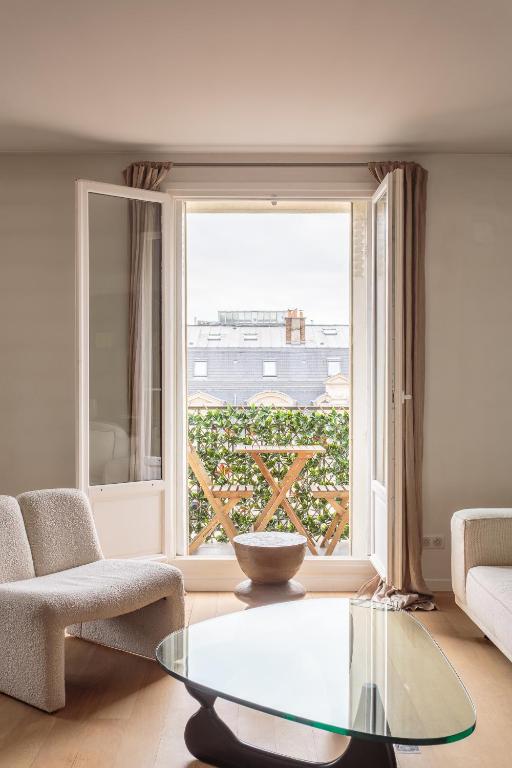 Montaigne - Sunlit Corner Penthouse with Balcony - 1