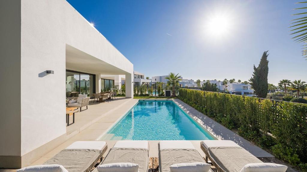 Private Luxury Villa in Marbella with Mountain and Sea Views - 2