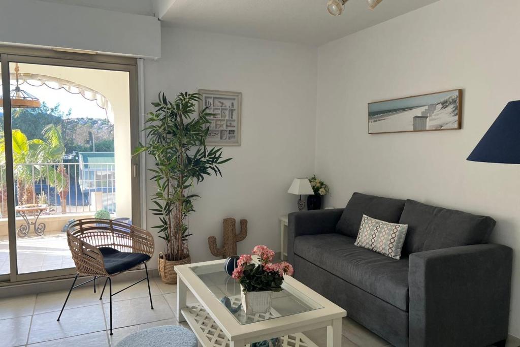 Bright apartment with pool in Mandelieu - 3
