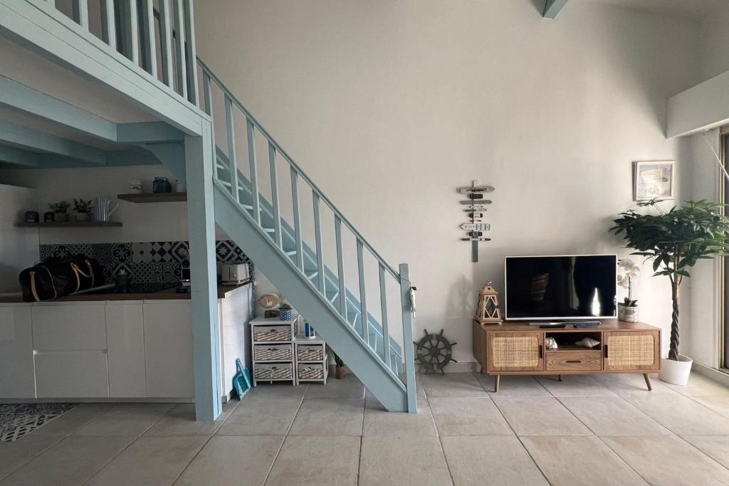Bright apartment with pool in Mandelieu - 5