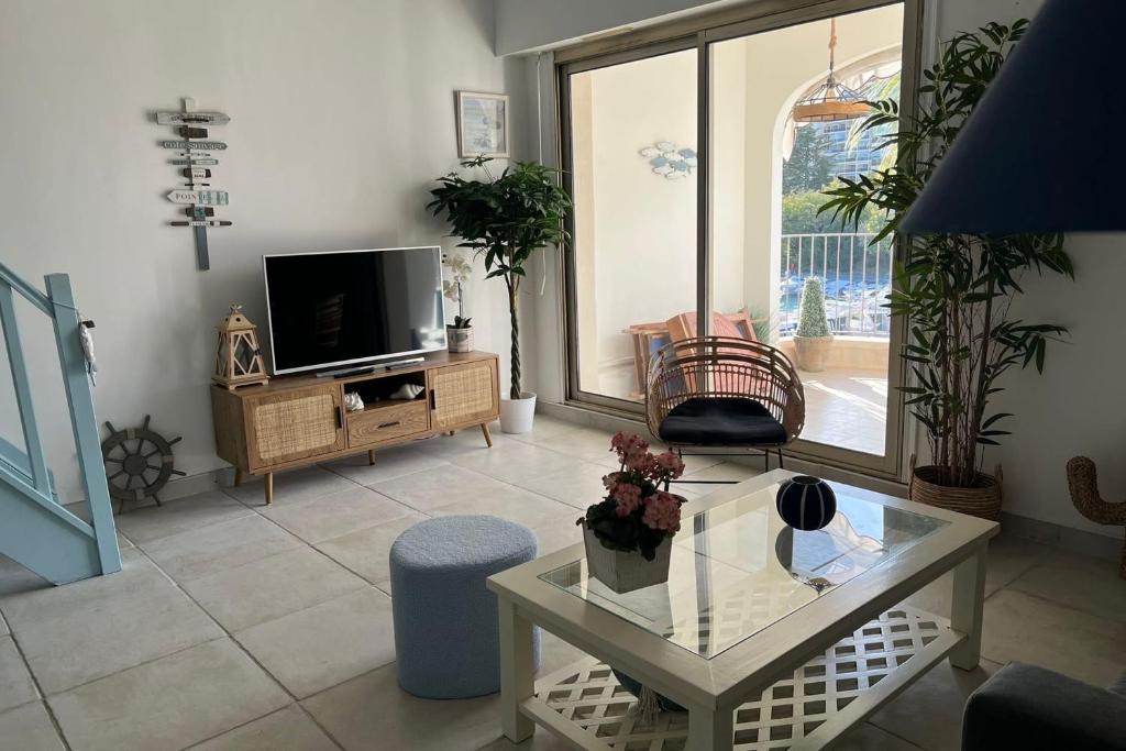 Bright apartment with pool in Mandelieu - 4