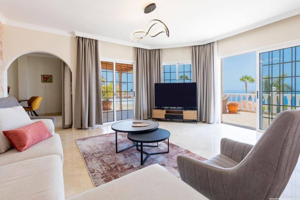 Villa with views and heated pool - 3