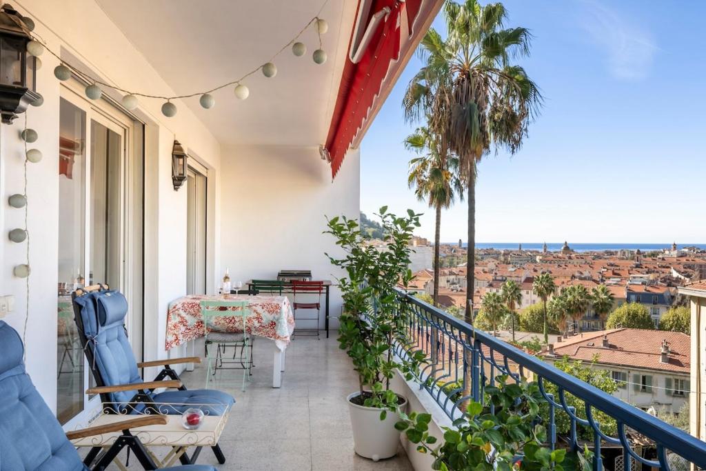 Azur Balcony Apartment Classic Charm with View - 1