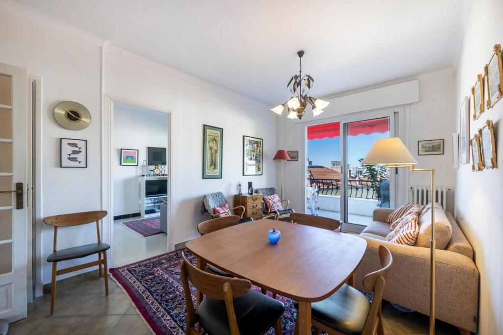 Azur Balcony Apartment Classic Charm with View - 2