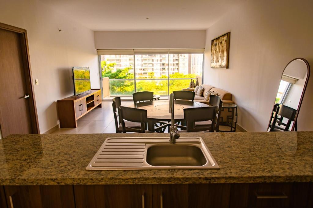 Spacious 3 bedroom Condo by the US Consulate and The Harbor - 2