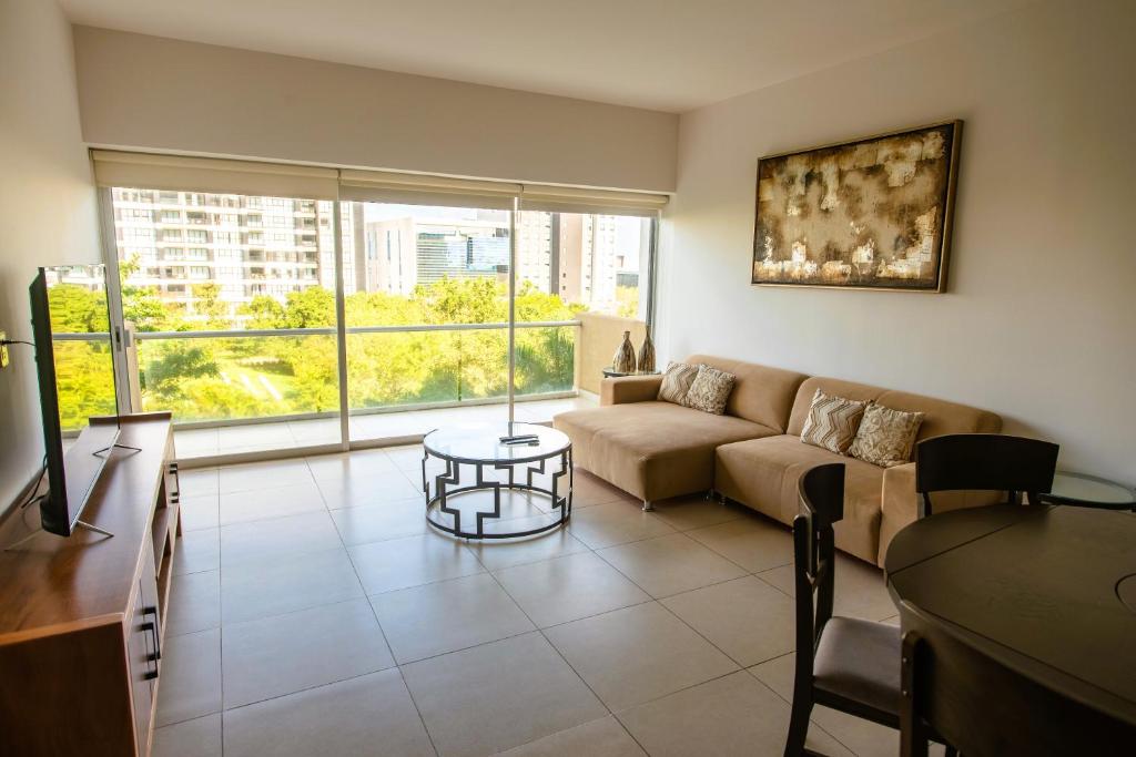 Spacious 3 bedroom Condo by the US Consulate and The Harbor - 3