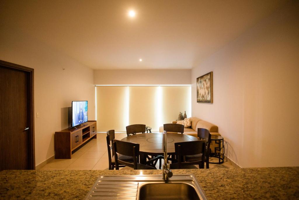 Spacious 3 bedroom Condo by the US Consulate and The Harbor - 5
