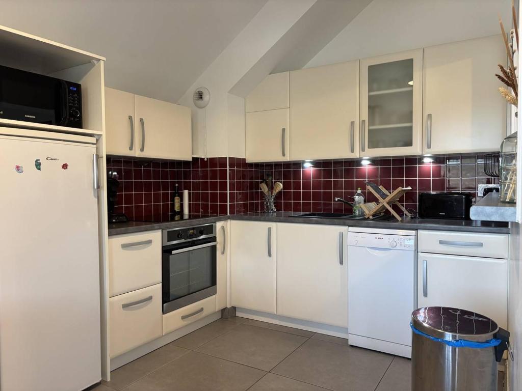 Appartement fonctionnel avec balcon, à 10 min du centre, parking gratuit, idéal pour 5 personnes - FR-1-548-3 - 3