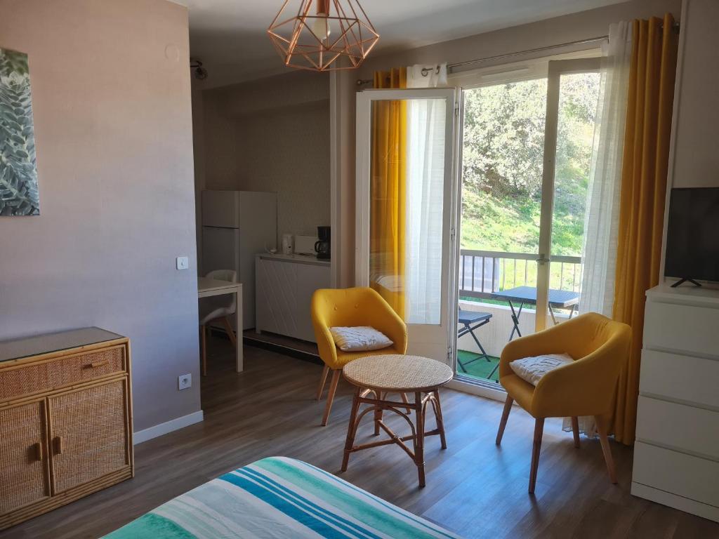 Studio tout confort avec balcon à 100m des Thermes - 3