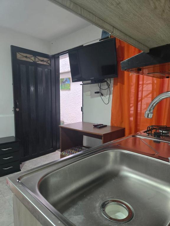 Aparta-estudio, cocineta, baño 1 - 2