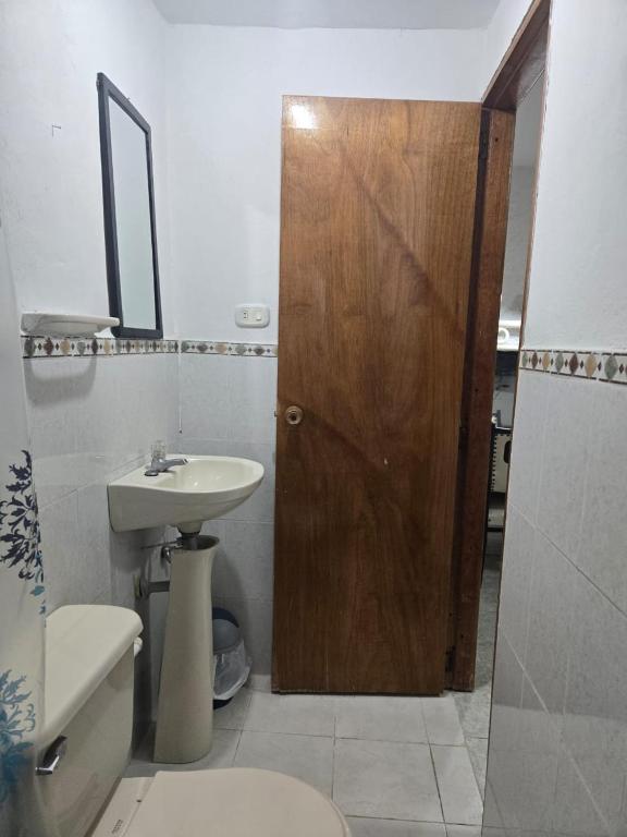 Aparta-estudio, cocineta, baño 1 - 3