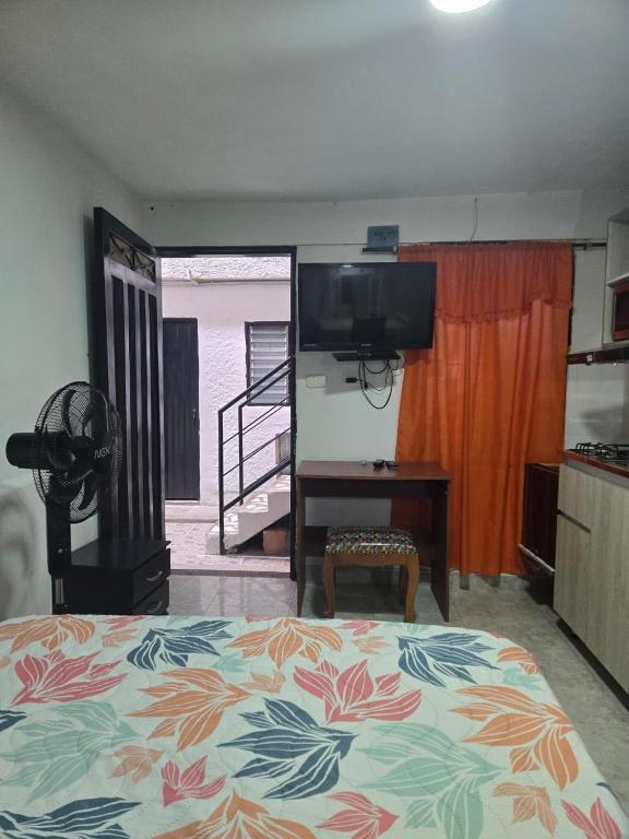 Aparta-estudio, cocineta, baño 1 - 4