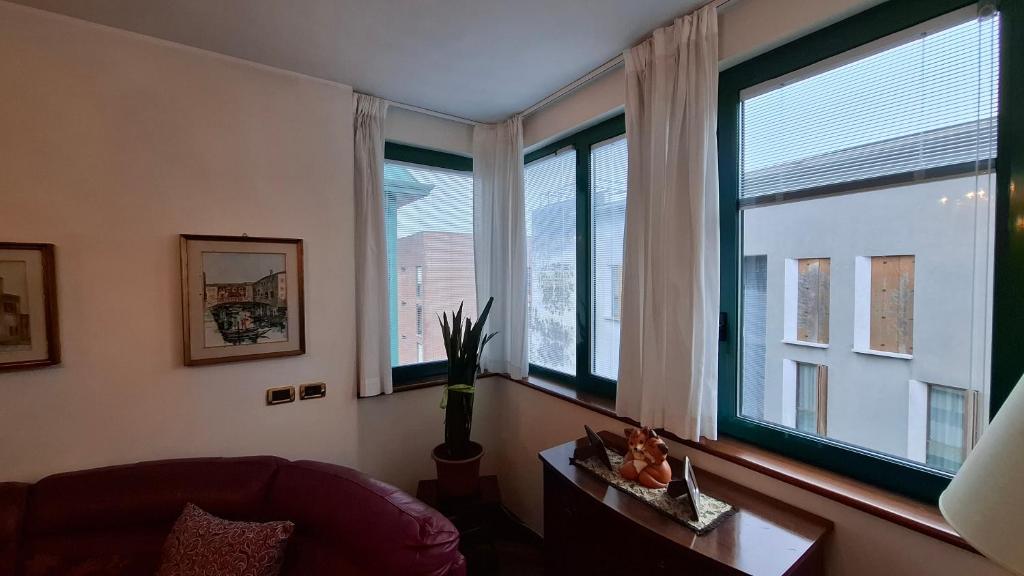 Ca'Madoneta Venice Rialto 17th Century Canal View Residence - 3