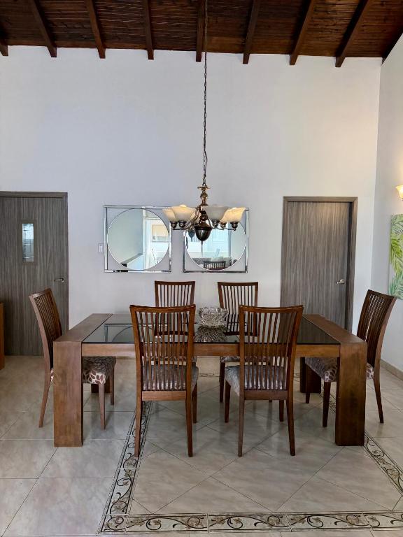 Cozy Apartment Near Airport, Beaches & Old City - 3