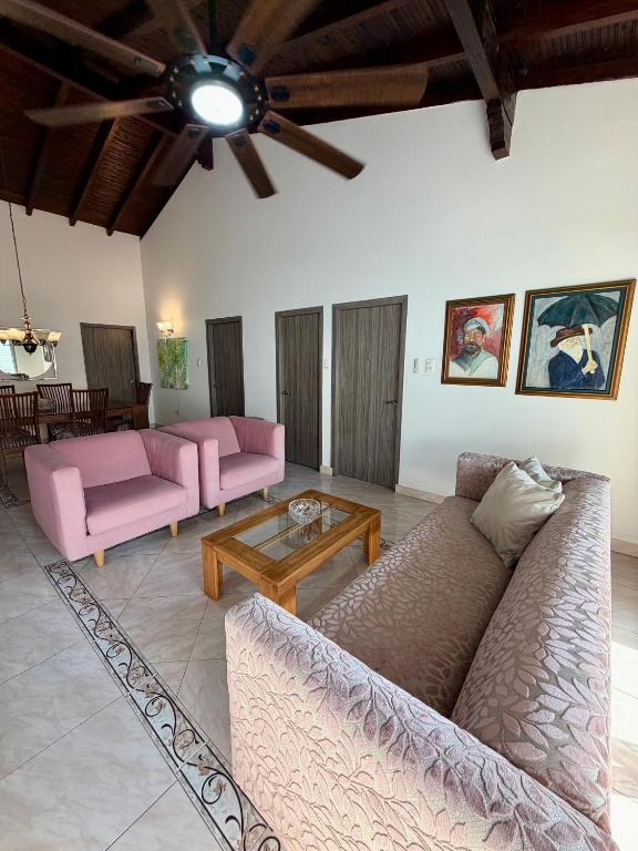 Cozy Apartment Near Airport, Beaches & Old City - 5