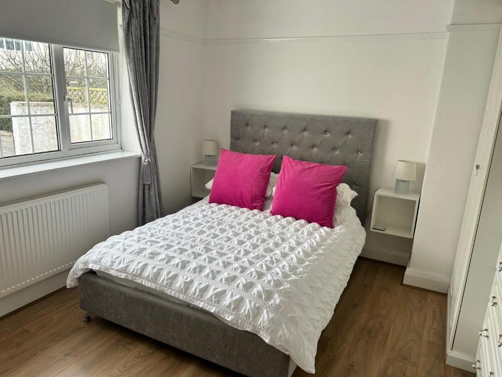 3 Bed Bungalow, Penrhyn Bay photo 2