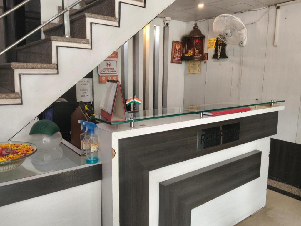 Hotel R P International Near Charbagh Railway Stat