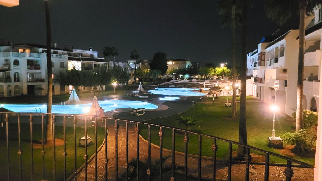 Espacio luminoso, enorme terraza, piscinas y playa - 3
