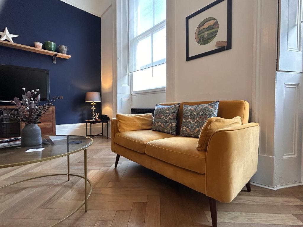 6 Wye Valley Chambers, a dog-friendly apartment in central Ross-on-Wye