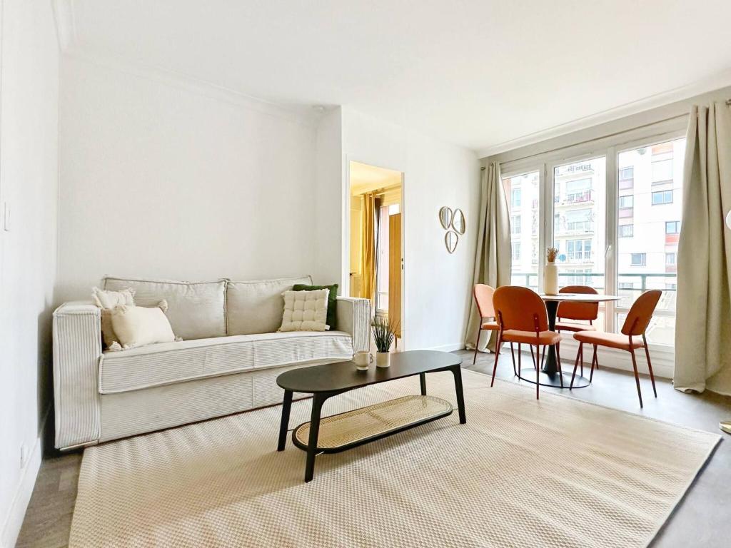 Charming Parisian Apartment in the Heart of the 20th Arrondissement - 4