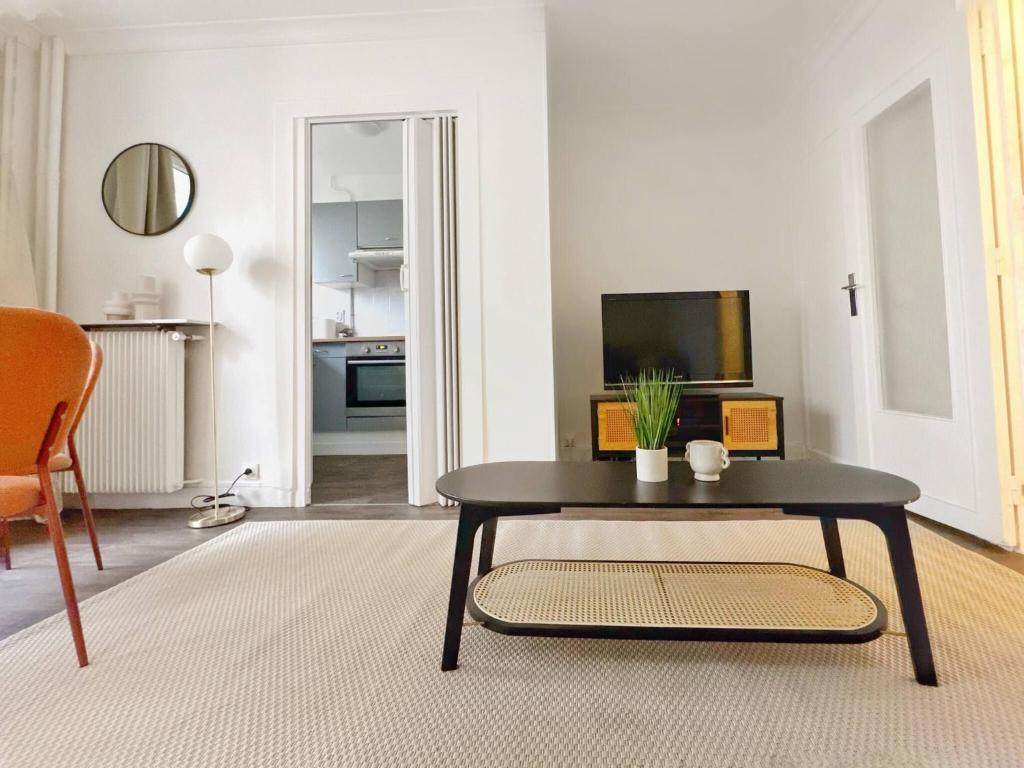 Charming Parisian Apartment in the Heart of the 20th Arrondissement - 2