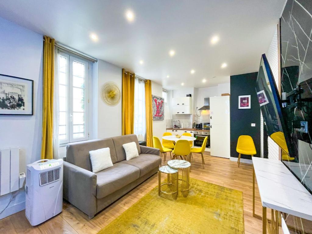 UrbanFlat 158 - Cosy Apartment in the center of Paris - 2