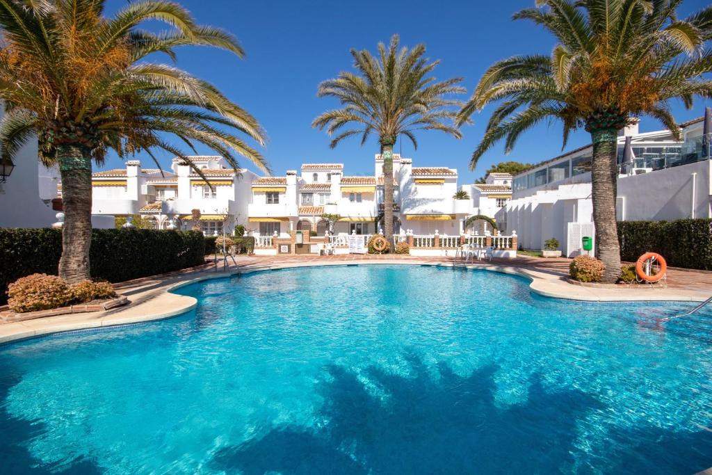 3 Bed Townhouse with roof terrace, 100m to beach - 1