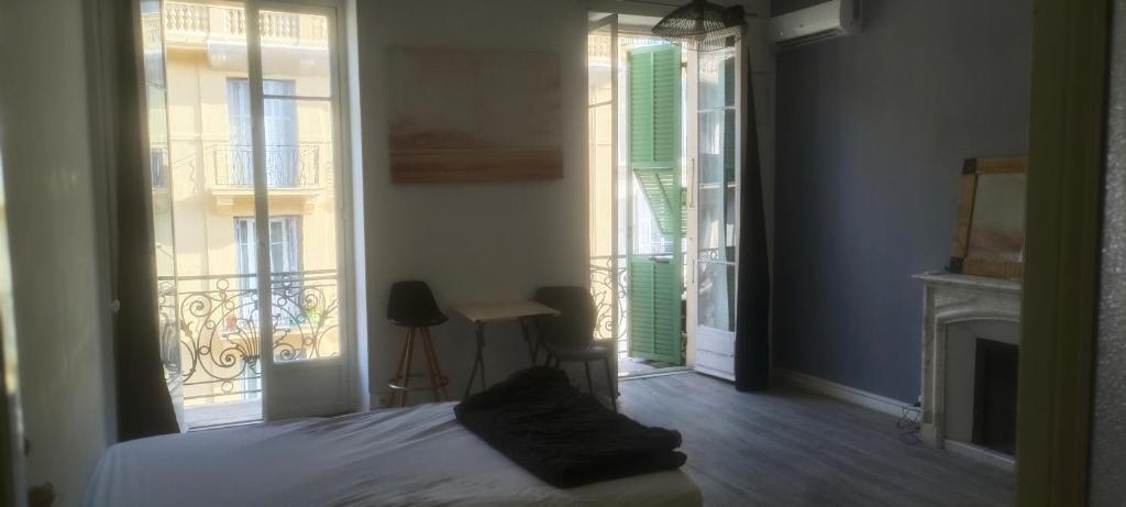 très grande chambre climatisée plein centre Nice avec balcon - 1