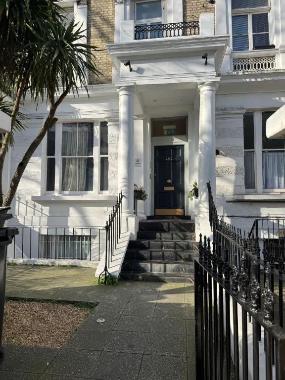 Entrance, Portobello Road Artistic Studios in London