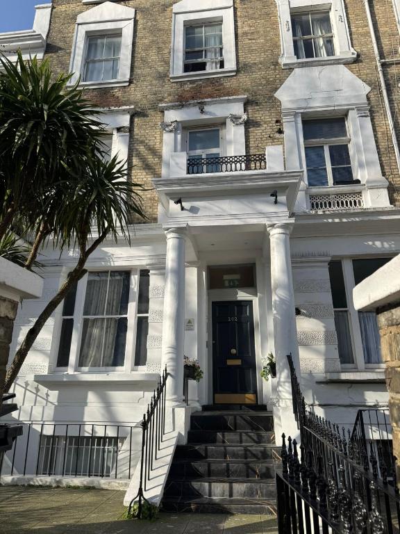 Entrance, Portobello Road Artistic Studios in London