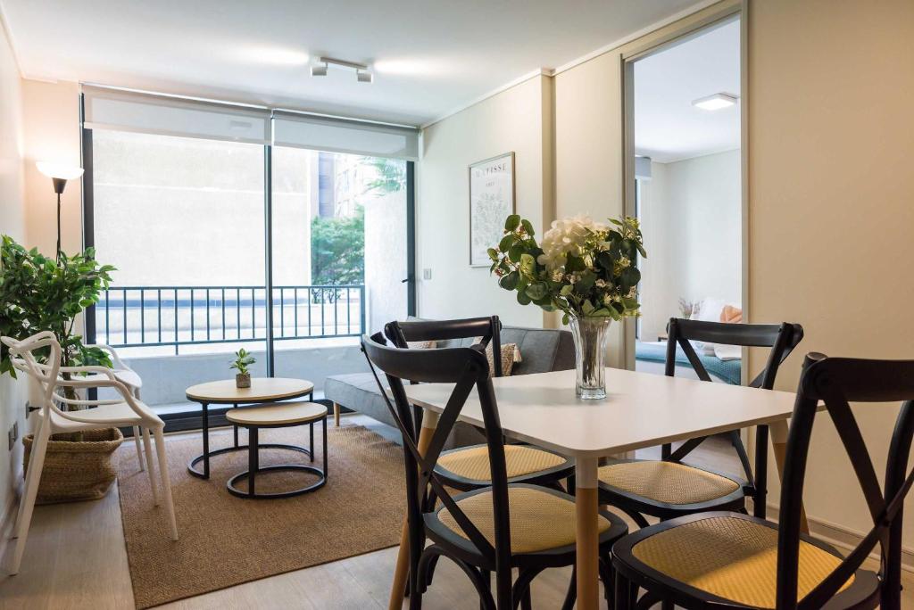 Chic 2BR Apt in Santiago with views 5 Guest - 1