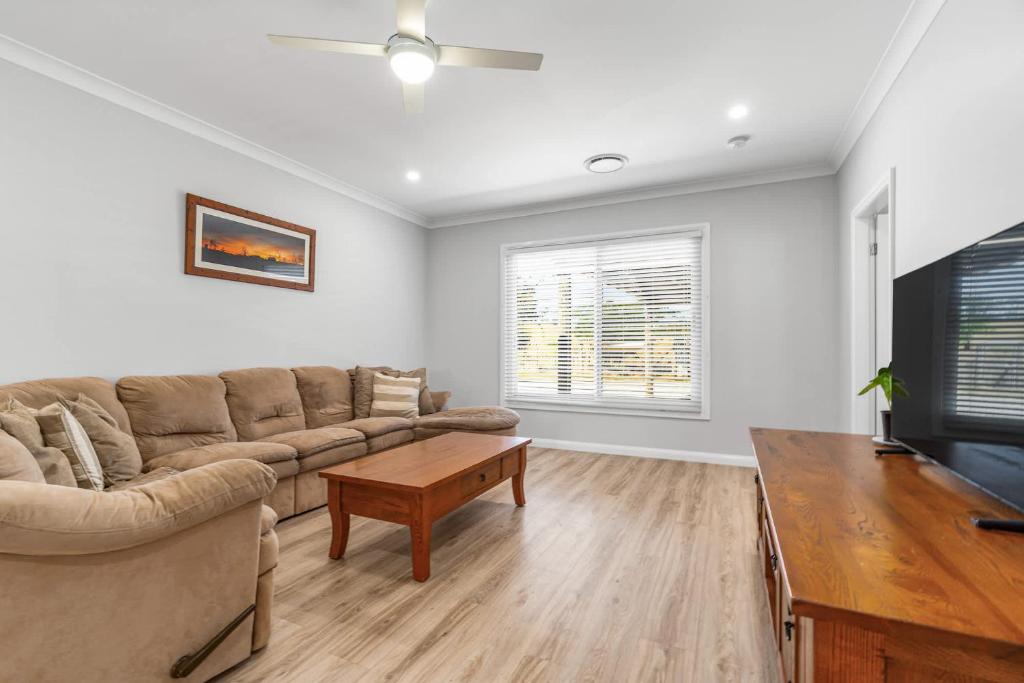 Leisurely Long Swamp Retreat 거실 및 주방 이미지