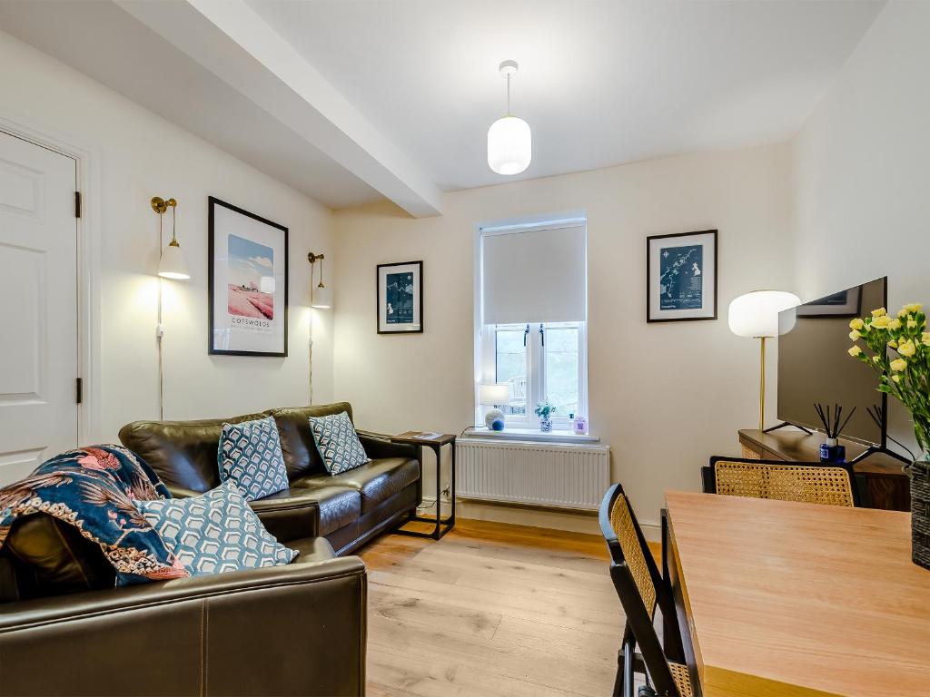 The Colleys exterior — pet-friendly village cottage in Lechlade, Cotswolds