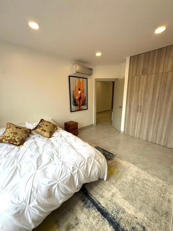 Modern Renovated Apartment overlooking Guayas River in a Prime Location - 5