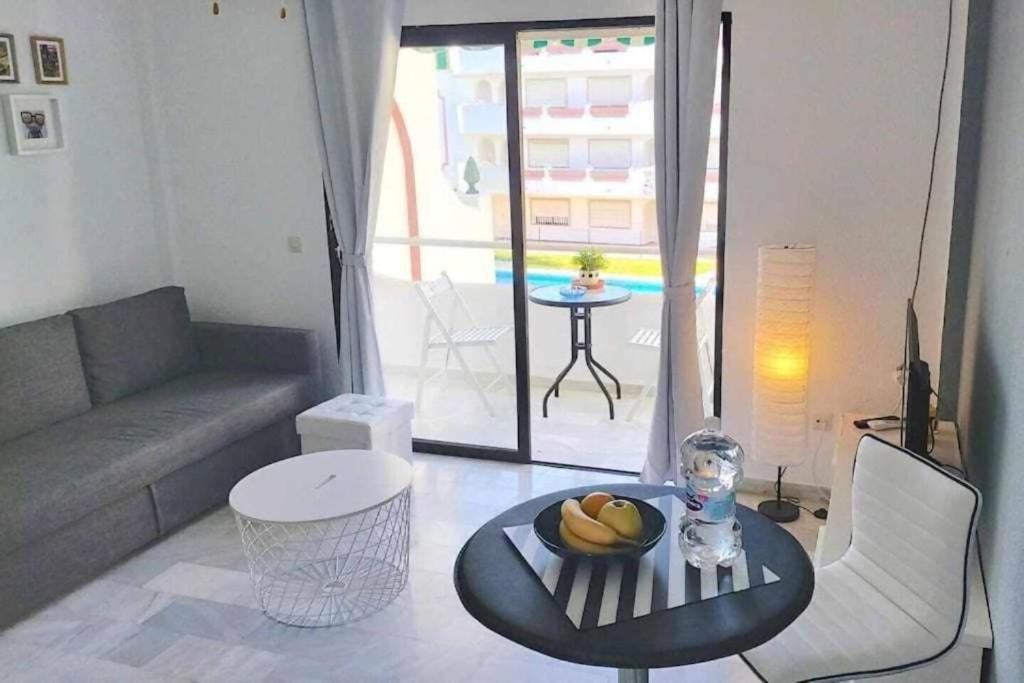 Torremolinos: Quiet 1bedroom with pool & sea views - 2