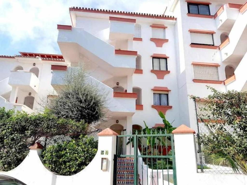 Torremolinos: Quiet 1bedroom with pool & sea views - 5