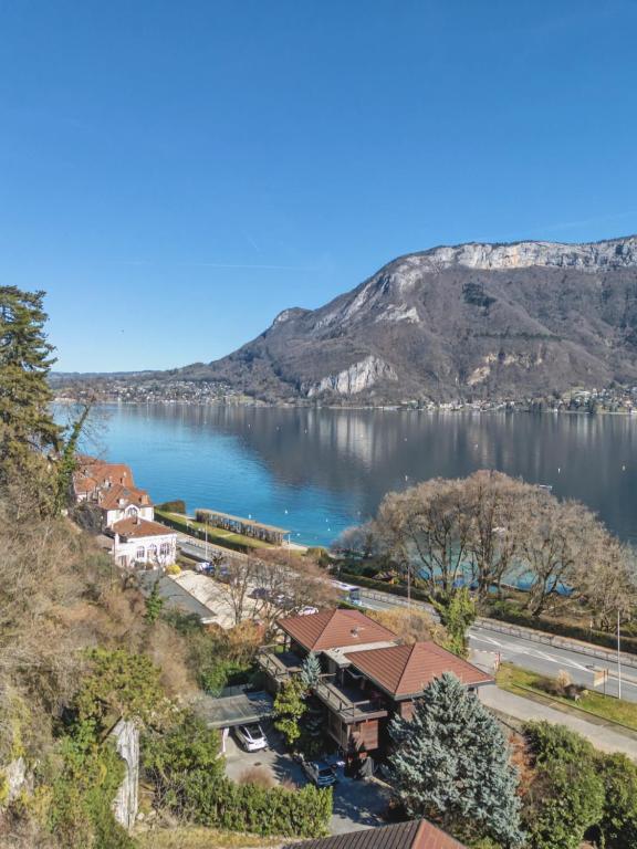 La Roche & Le Lac - 1