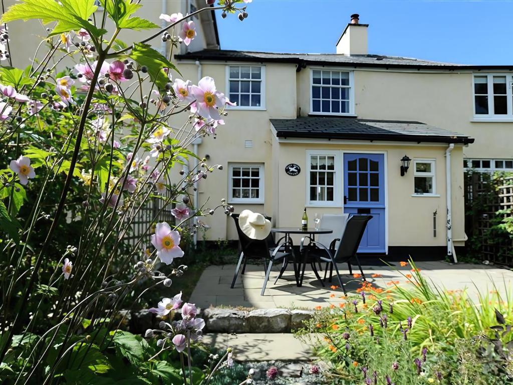 Half Moon Cottage, dog-friendly self-catering cottage in Lyme Regis