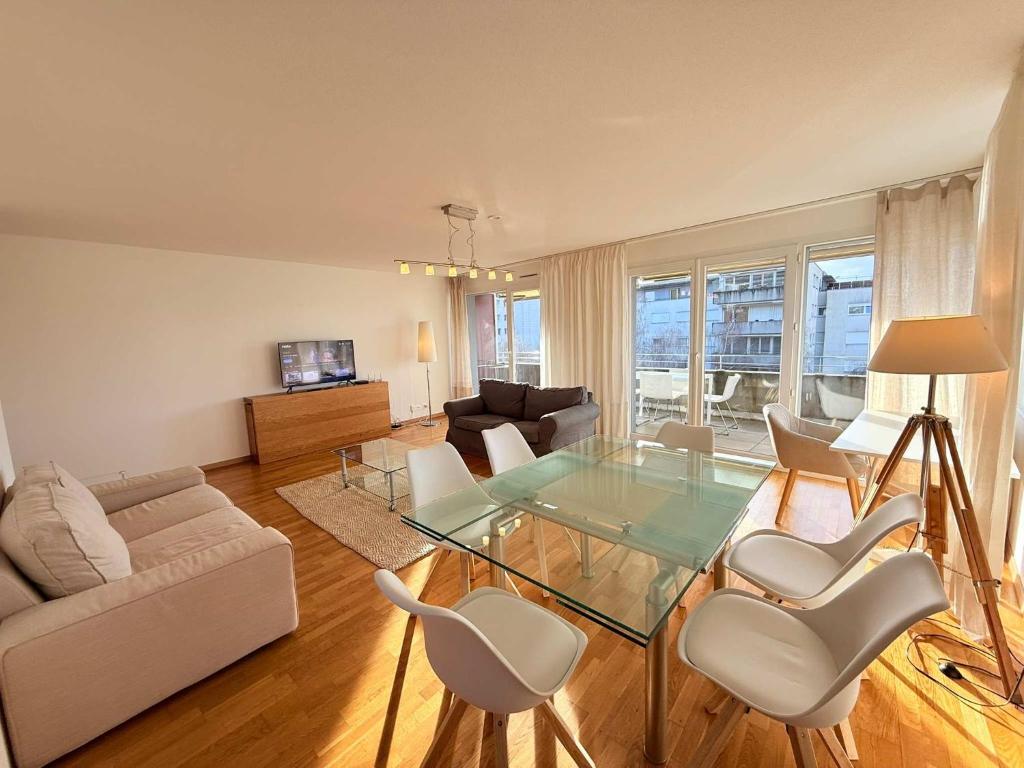 178 Good location spacious and free parking included - 1