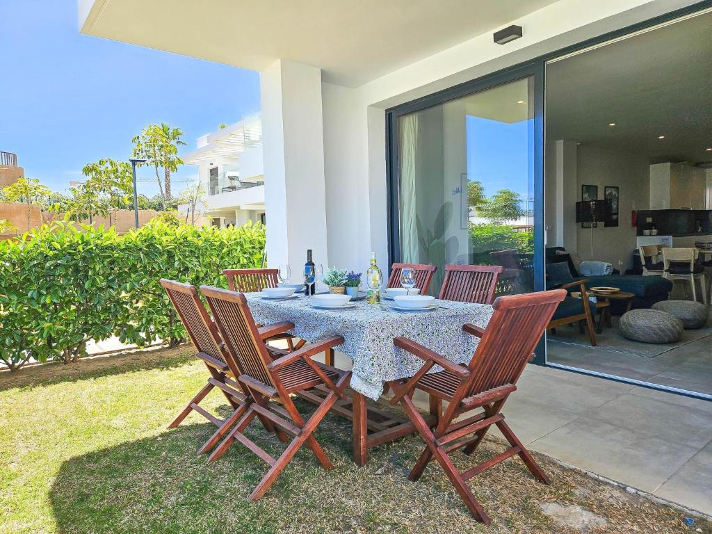 Modern 3 bed garden apt next to pool Casa Banderas - 3